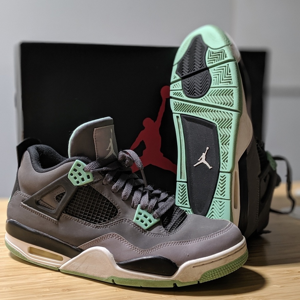 Air Jordan Retro 4 Green Glow 9.5 Sneakers